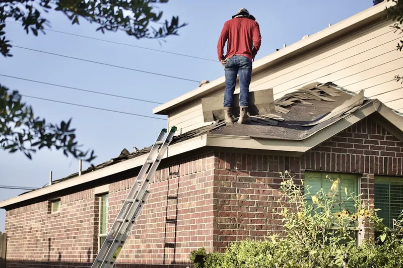 Professional roofer working on a residential roof in Avenida Guadalupe